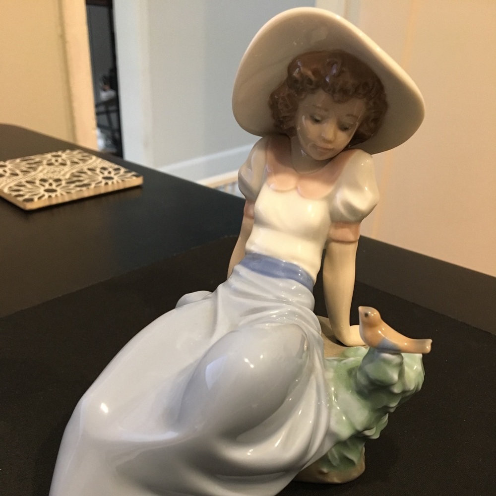Lladro NAO Daisa 1987 Girl listening bird